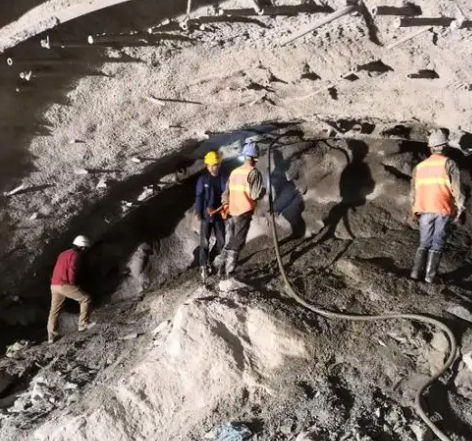 兴安隧道拱顶带模注浆料，微膨胀注浆料的特点及施工工艺